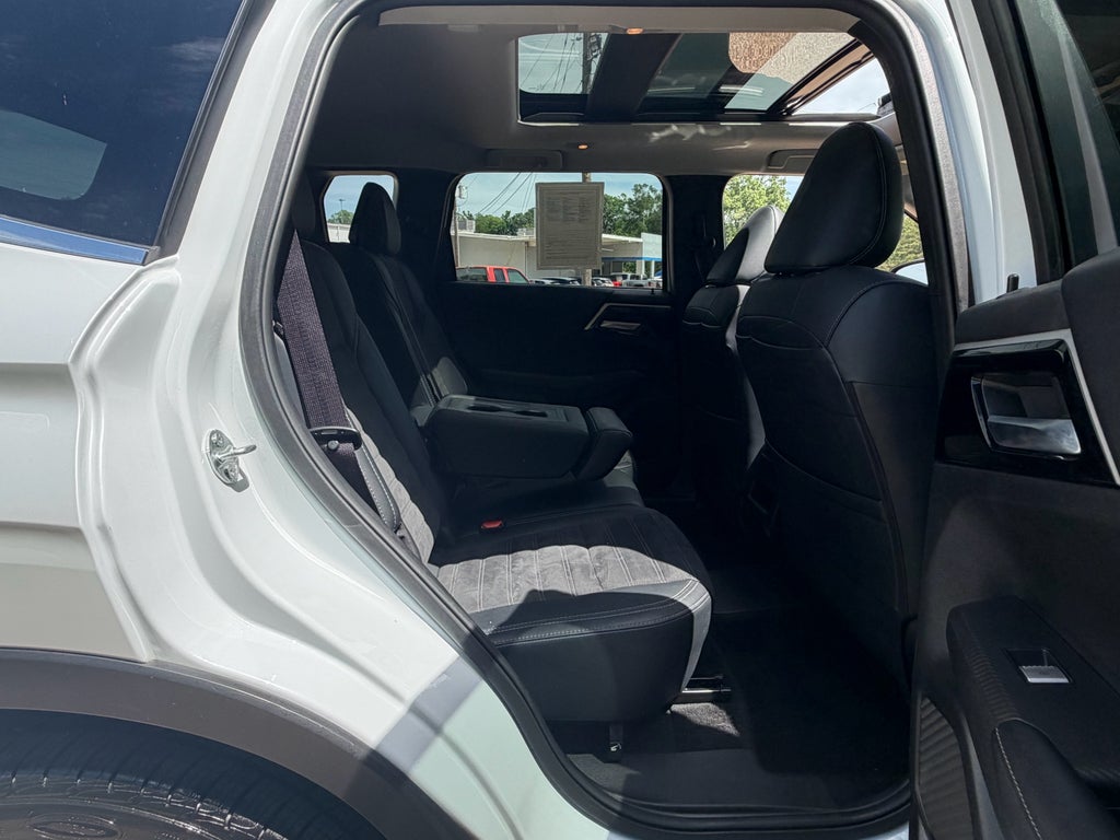 2024 Mitsubishi Outlander Plug-In Hybrid SE