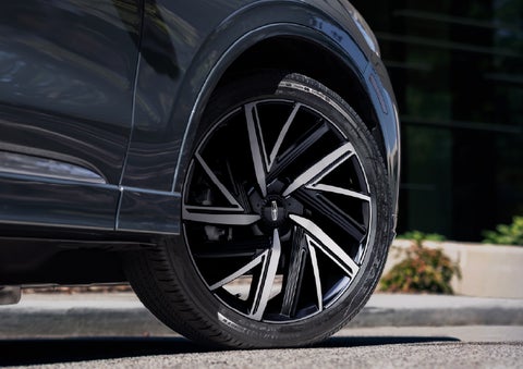 The wheel of the 2026 Lincoln Aviator® SUV is shown slightly angled out | Kirk Brothers Lincoln of Vicksburg in Vicksburg MS